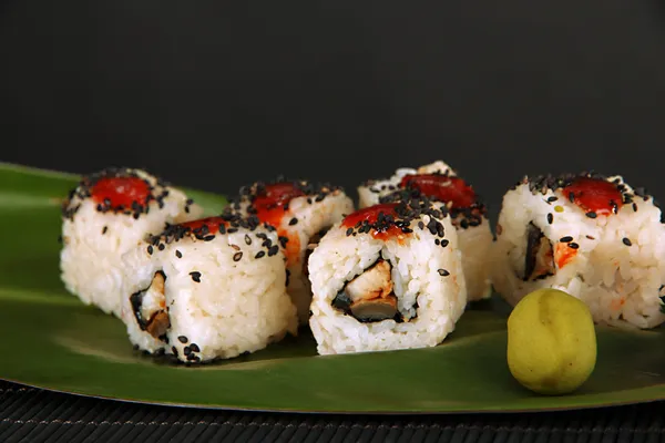 Sushi di Maki saporito - Rotolo su foglia verde primo piano — Foto Stock