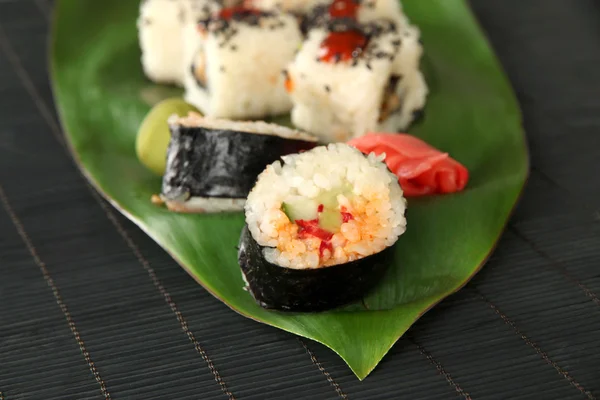 Tasty Maki sushi - Roll on green leaf close-up — Stock Photo, Image