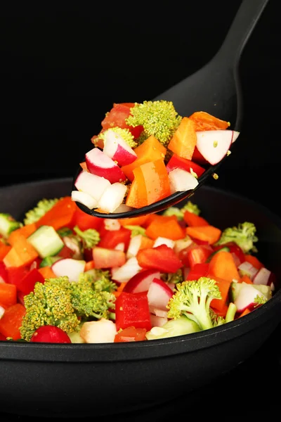 Ragout warzyw z patelni, na czarnym tle — Zdjęcie stockowe