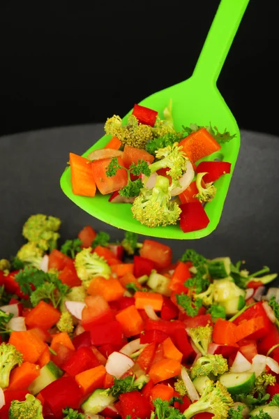 Zeleninové ragú v wok, izolované na černém pozadí — Stock fotografie