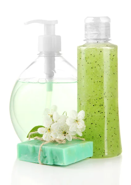 Botellas de cosméticos y jabón natural hecho a mano, aislado en blanco — Foto de Stock