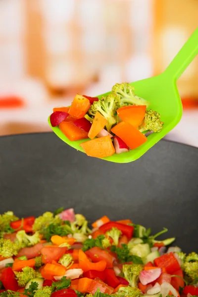 Zeleninové ragú v wok, na světlé pozadí — Stock fotografie