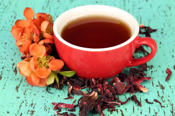 Chá de ervas na xícara, na cor de fundo de madeira — Fotografia de Stock