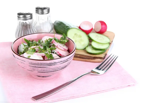 Salada de vitamina vegetal em tigela com ingredientes isolados em branco — Fotografia de Stock