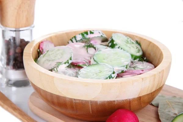 Insalata di verdure vitaminiche in ciotola di legno isolata su bianco — Foto Stock