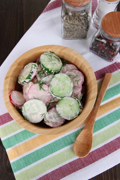 Vitamin vegetable salad in wooden bowl on wooden table close-up — Stock Photo, Image