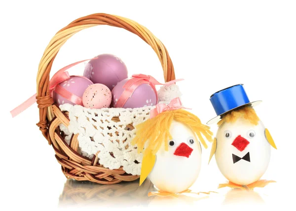 Påskägg och två kyckling leksaker isolerad på vit — Stockfoto