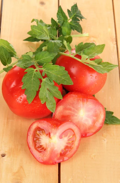 Fresh tomatoes on wooden table close-up — Stock Photo, Image