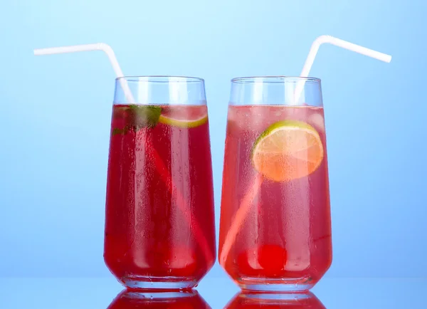 Two cherry cocktails with ice on dark blue background — Stock Photo, Image