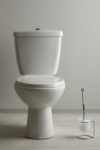 Witte toiletpot in een badkamer — Stockfoto