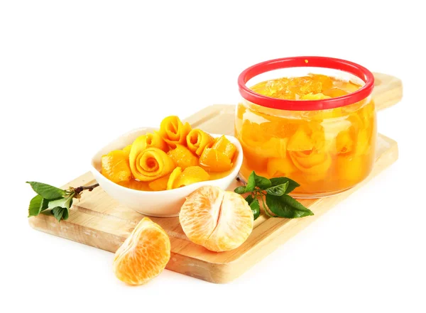 Sinaasappeljam met schil en mandarijnen op houten bureau, geïsoleerd op wit — Stockfoto