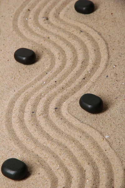 Jardin zen avec sable râpé et pierres rondes gros plan — Photo