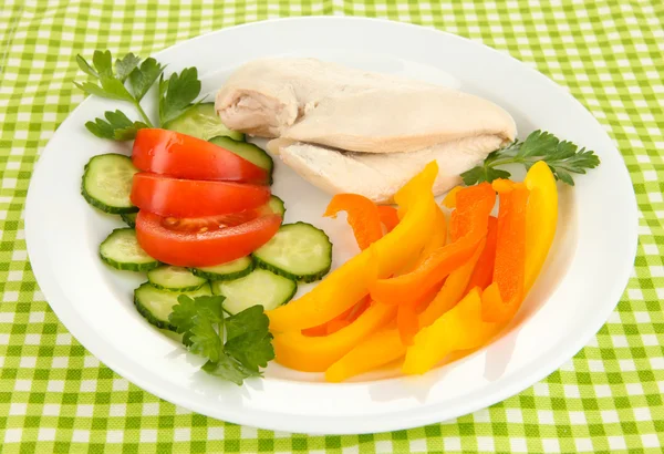 Gekookte kip-borst op plaat met groenten close-up — Stockfoto