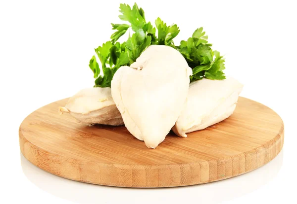 Poitrine de poulet bouillie sur planche à découper en bois avec persil isolé sur blanc — Photo