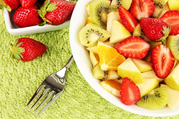 La ensalada útil de frutas frescas y las bayas en la escudilla a la servilleta el primer plano — Foto de Stock