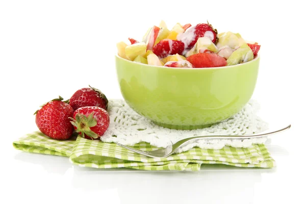 Sałatka owocowa przydatne świeżych owoców i jagód w miska na białym tle — Zdjęcie stockowe