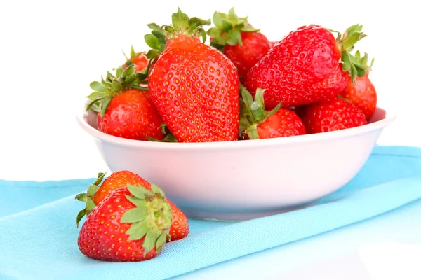 सफेद पर अलग कटोरे में ताजा स्ट्रॉबेरी — स्टॉक फ़ोटो, इमेज