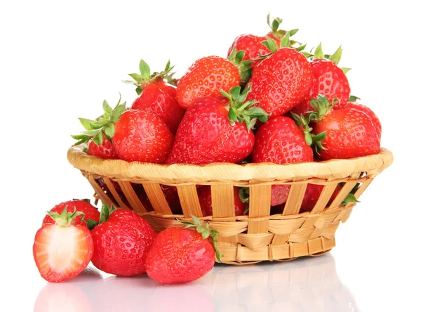 흰색 절연 바구니에 신선한 딸기 — 스톡 사진