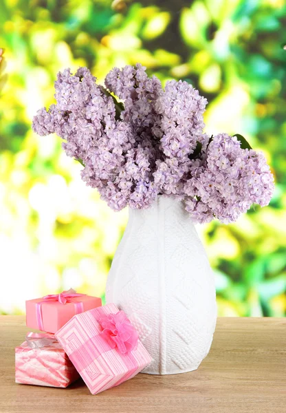 Krásné květy na stole na světlé pozadí — Stock fotografie