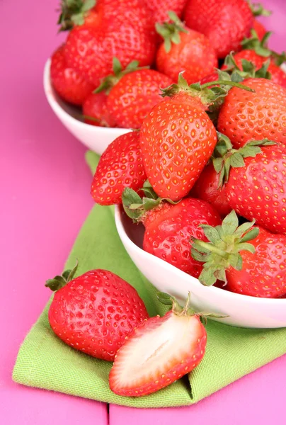 Fragola fresca in ciotola su fondo di legno rosa — Foto Stock