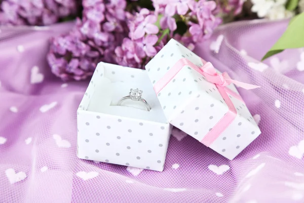 Mooie doos met trouwring op paarse achtergrond — Stockfoto