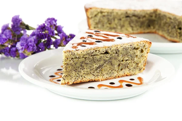 Delicioso pastel de semillas de amapola aislado en blanco —  Fotos de Stock