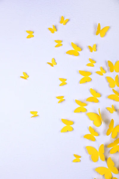 Papiergelbe Schmetterlinge fliegen an der Wand in verschiedene Richtungen — Stockfoto