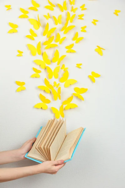 Papiergelbe Schmetterlinge fliegen aus Buch — Stockfoto