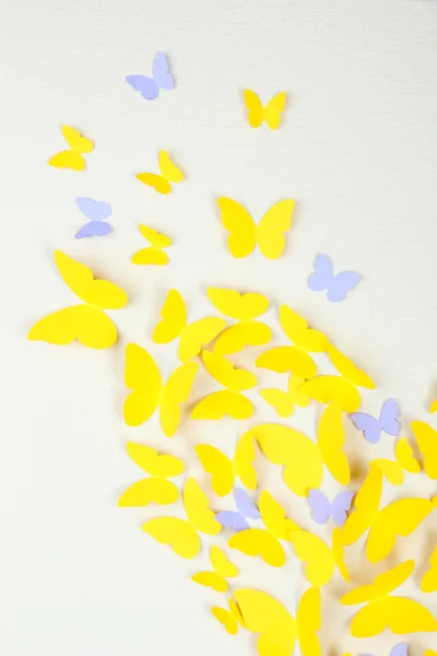 Papír žlutý motýl v podobě srdce na zeď — Stock fotografie