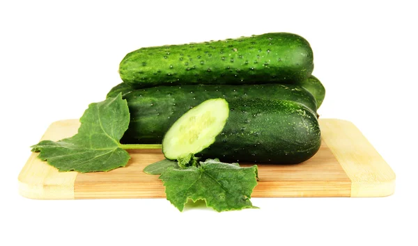 Smakelijke groene komkommers op kleur servet, houten achtergrond — Stockfoto