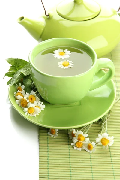 Xícara e bule de chá de ervas com camomilas selvagens e hortelã, isolado em branco — Fotografia de Stock