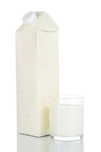 Milchpackung isoliert auf weiß — Stockfoto