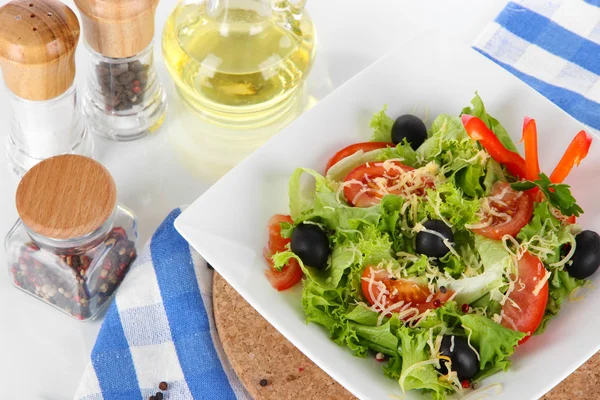 Lichte salade op plaat op servet — Stockfoto