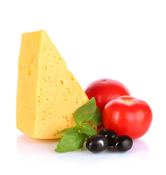 Peynir, fesleğen ve sebzeler üzerinde beyaz izole — Stok fotoğraf