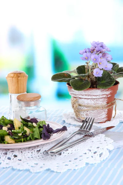 Ensalada ligera en plato en la mesa en el fondo de la habitación —  Fotos de Stock