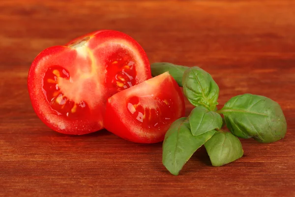 Pomodoro e basilico su fondo ligneo — Foto Stock