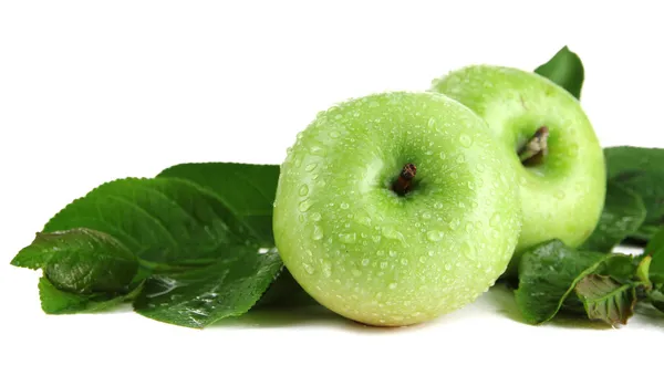 Saftige grüne Äpfel mit Blättern, isoliert auf weiß — Stockfoto