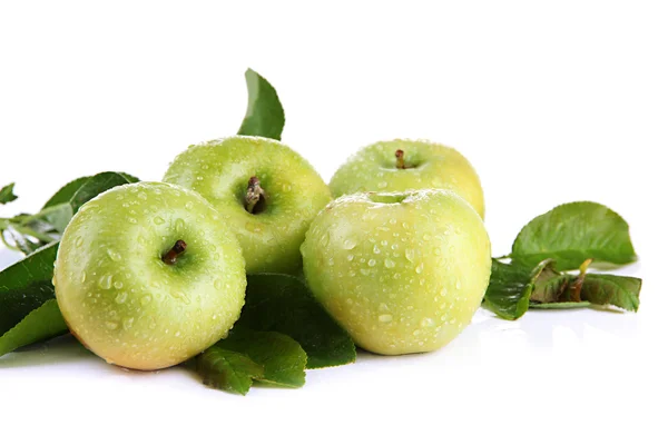 Soczyste zielone jabłka z liści na białym tle — Zdjęcie stockowe