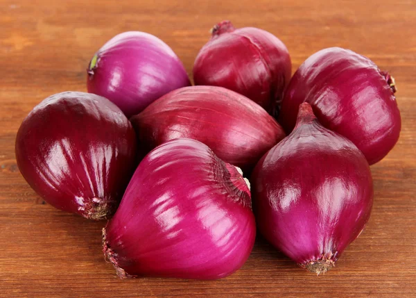 Purple onion on wooden background — Stock Photo, Image