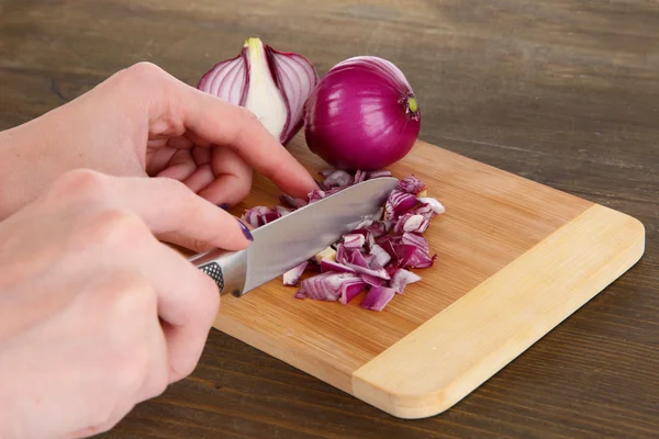 Cutting purple onion on wooden background — Stock Photo, Image