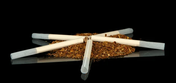 Тютюн і сигарети, ізольовані на чорному — стокове фото