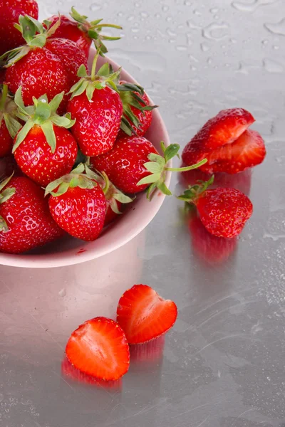 Strawberries in bowl on metal background — Stock Photo, Image