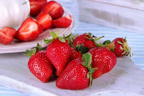 Strawberries on board cutting close-up — Stock Photo, Image
