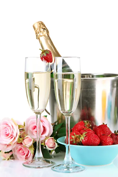 Romantische Stilleven met champagne, aardbei en roze rozen, geïsoleerd op wit — Stockfoto