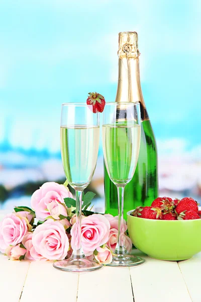 A pezsgő és eper rózsaszín rózsa, fényes háttéren romantikus csendélet — Stock Fotó
