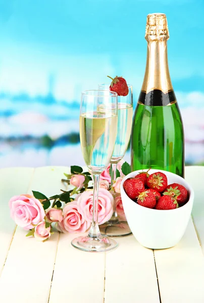 밝은 배경에 딸기 샴페인, 핑크 장미와 함께 낭만적인 정 — 스톡 사진