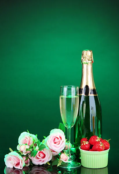 Koyu renk arka plan üzerinde şampanya, çilek ve pembe Güllü romantik natürmort — Stok fotoğraf
