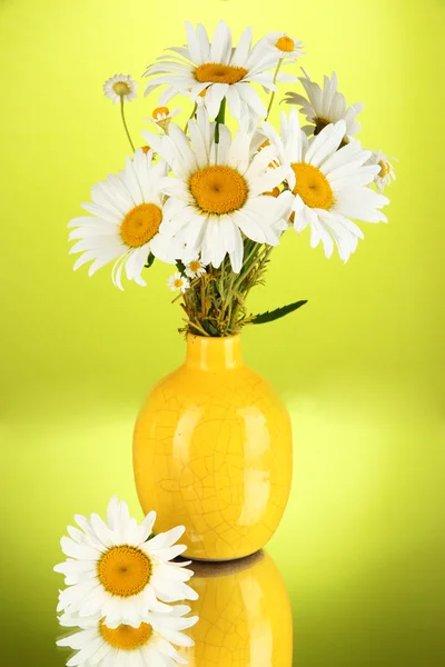 Beau bouquet camomilles en vase sur fond de couleur — Photo