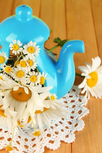 Beau bouquet camomilles en théière sur table en bois close-up — Photo