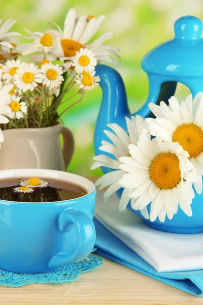在自然背景上的木桌上的茶壶中美丽花束 chamomiles — 图库照片